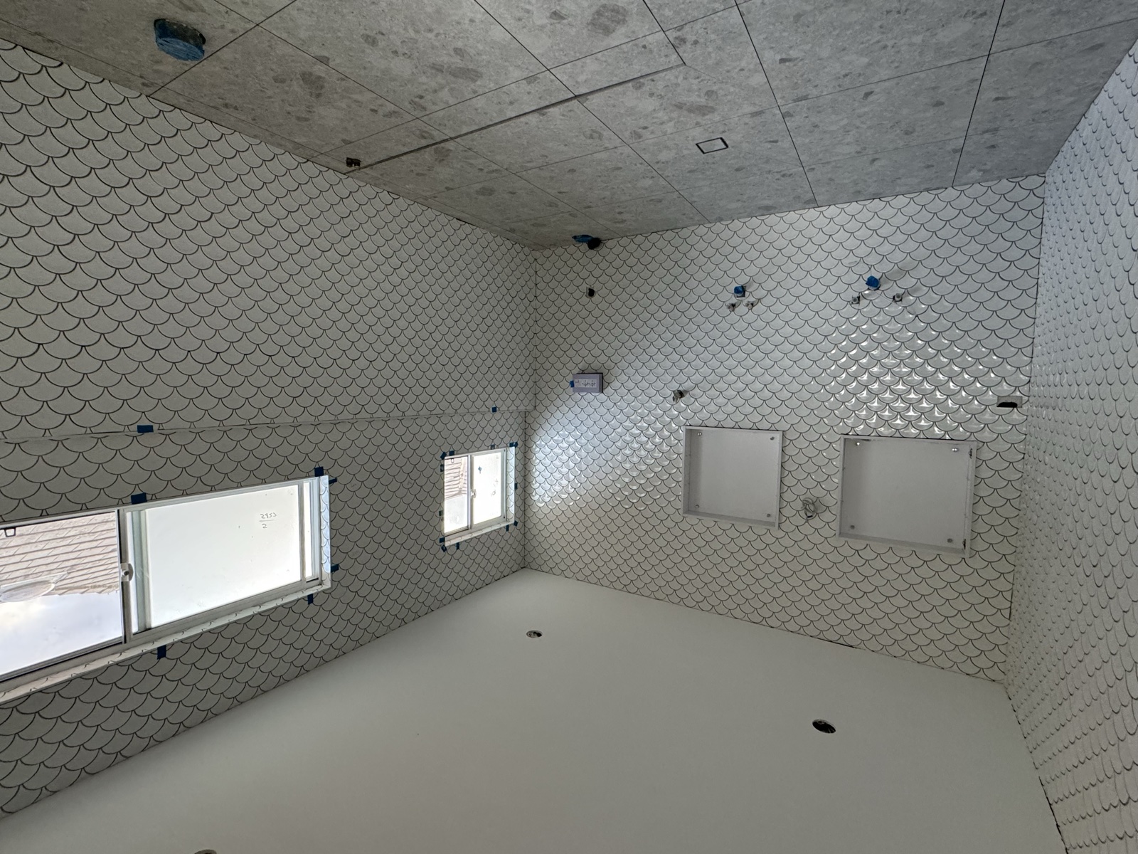 Full-room fish-scale tile installation on walls and ceiling, Rong Xiang Tilers